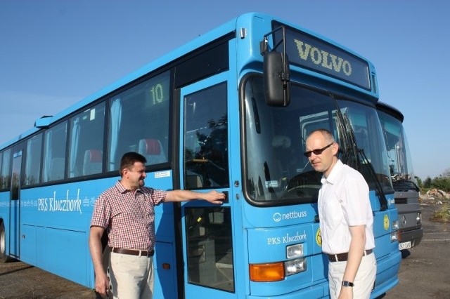 - To jeden z autobusów, który będzie woził uczniów i mieszkańców gminy Lasowice Wielkie - mówi Marcin Wiecha, członek zarządu PKS Kluczbork (z prawej). Obok starosta Piotr Pośpiech.
