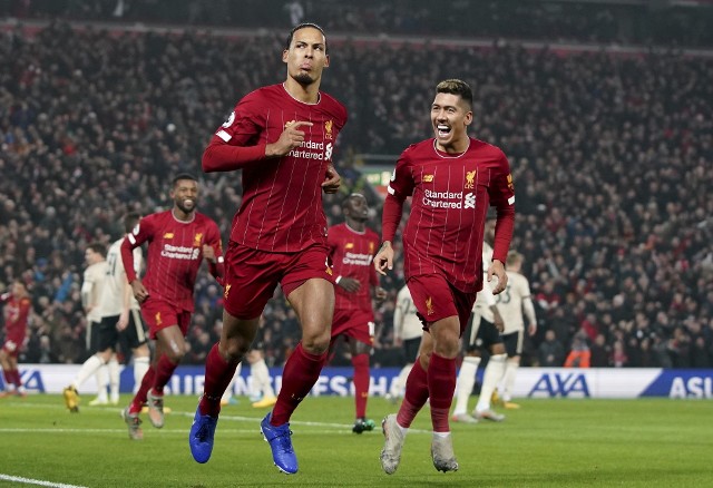 Piłkarze Liverpoolu broniąc trofeum w Lidze Mistrzów