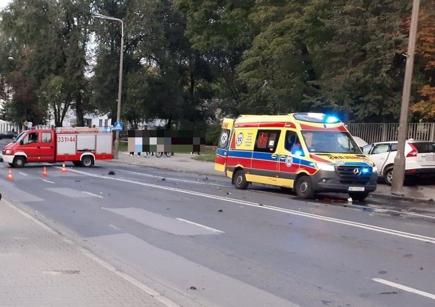 Dramatyczny wypadek w Radomiu. BMW zderzyło się z jadącym z przeciwka Volvo. Zobacz zdjęcia