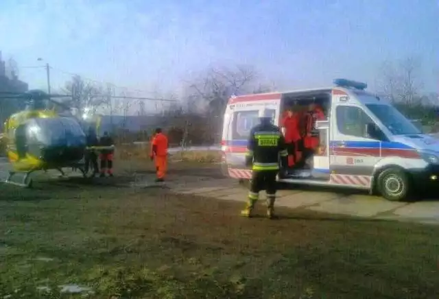 Osoba ciężej poszkodowana jest transportowana do szpitala śmigłowcem Lotniczego Pogotowia Ratunkowego.