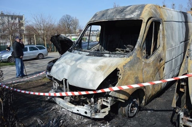 Dwa samochody renault master należały do jednego właściciela (były w leasingu). Były puste w środku. Na razie policji nie udało się ustalić, kim jest ich właściciel. - Nie stały tu długo, bo trzy dni temu szedłem tędy do Biedronki i ich nie było... - mówi jeden z okolicznych mieszkańców. Zobacz kolejne zdjęcia na następnych slajdach