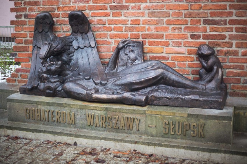 Bohaterom Warszawy - Słupsk. Kopia z brązu zastąpiła oryginalną rzeźbę