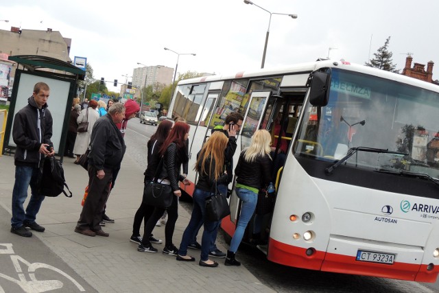 Na trasie Chełmża-Toruń w godzinach szczytu parokrotnie zdarzało się, że kierowcy brali pasażerów jedynie z dworca.