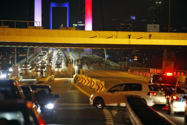 Zamach stanu w Turcji. Zajęte mosty, zamknięte lotnisko. Czy wzięto zakładników?