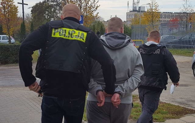 W niedzielę przed południem policjanci z komisariatu na Śródmieściu zatrzymali 23-letniego ojca dziewczynki