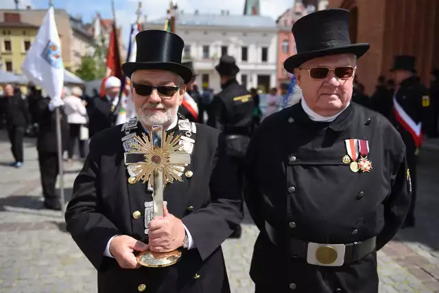 Kominiarze obchodzą swoje święto w Toruniu. W ramach XXI Ogólnopolskiego Święta Kominiarzy ulicami starówki przeszedł uroczysty pochód.