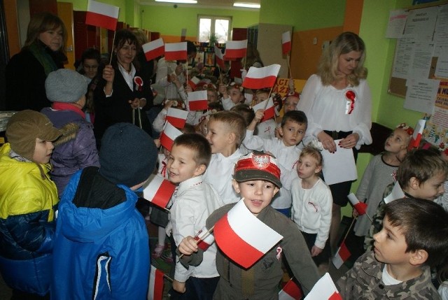 Uczestników przemarszu w budynku szkoły powitały dzieci z biało-czerwonymi flagami.