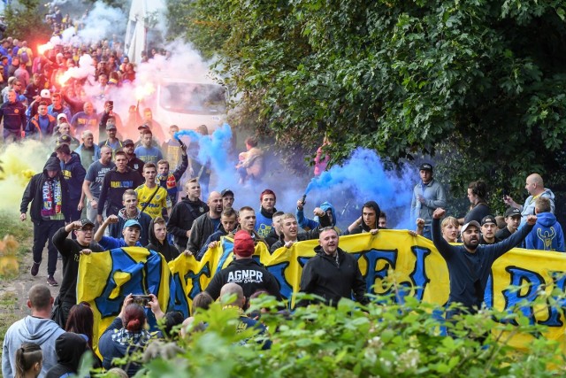 Na zdjęciu: kibice Arki Gdynia. W niedzielę (7.07.2019) odbyła się oficjalna prezentacja zespołu Arki Gdynia. Towarzyszyły jej też piknik i Bieg Arkowca. O odpowiednią oprawę zadbali nie tylko działacze zespołu, ale też i licznie zgromadzeni kibice. Zobacz zamieszczonego na Twitterze przez fanów zdjęcia i materiały wideo!