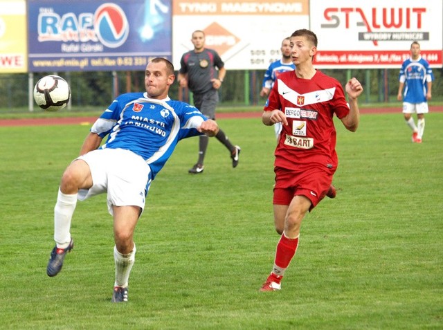 Krzysztof Łożyński (niebieska koszulka) udanie zatrzymuje Radka Mika