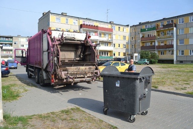Ekipa ZGKiM wywoziła śmieci z bloków przy ul.Witosa w Koronowie.
