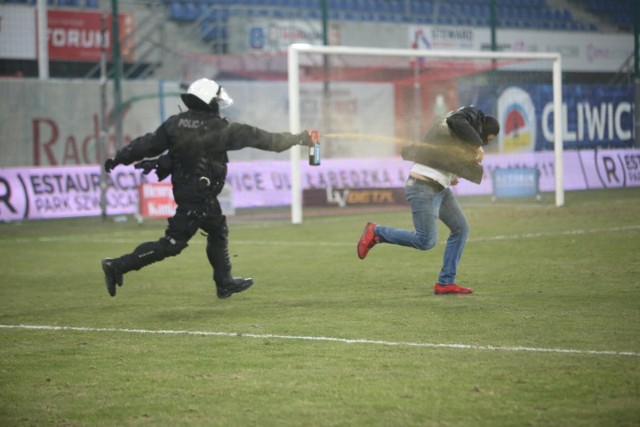 Skandal w trzecim sobotnim meczu 26. kolejki Lotto Ekstraklasy. Derby Śląska Piast Gliwice - Górnik Zabrze zostały przerwane w 81. minucie przez sprowokowanych chuliganów Piasta, którzy wtargnęli na boisko. Przerwa trwała 38 minut, po których zdecydowano, że spotkanie nie zostanie wznowione. Policja nie była w stanie zapewnić bezpieczeństwa kibicom i piłkarzom.