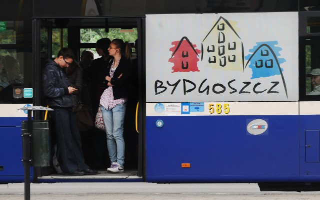 Sprawdziliśmy, które linie autobusowe w Bydgoszczy są najbardziej oblegane. Na tych 10 liniach codziennie podróżuje największa liczba Bydgoszczan.➤ Na następnych stronach podajemy dane dotyczące każdej linii (licząc oba kierunki np. Łoskoń-Wilczak, Wilczak-Łoskoń).Zobacz też:Którą linią tramwajową w Bydgoszczy jeździ największa liczba pasażerów?POLECAMY: Pitbull. Ostatni pies - recenzja wideo