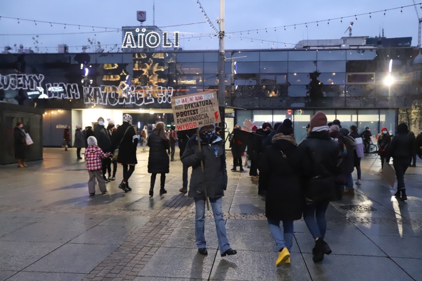 Strajk kobiet w Katowicach. Policja spisywała uczestników....