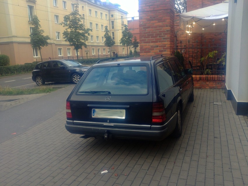 Mistrzowie parkowania w Bydgoszczy. Mieszkańcy mają już dość kierowców-ignorantów [zdjęcia]