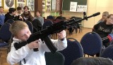 Uczniowie kazimierskiej „trójki” na warsztatach strzeleckich w Odonowie. Poznali zasady posługiwania się bronią. Zobaczcie zdjęcia