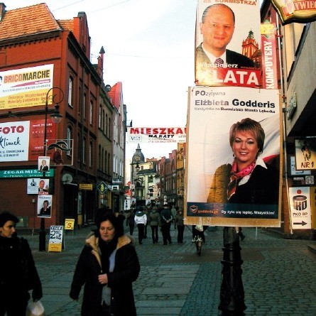 Plakaty wyborcze wiszą niemal w całym Lęborku.