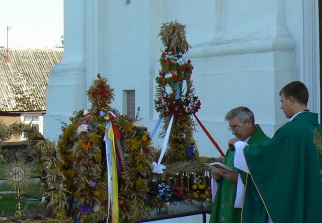 Centralnym punktem uroczystości jest święcenie wieńców dożynkowych.