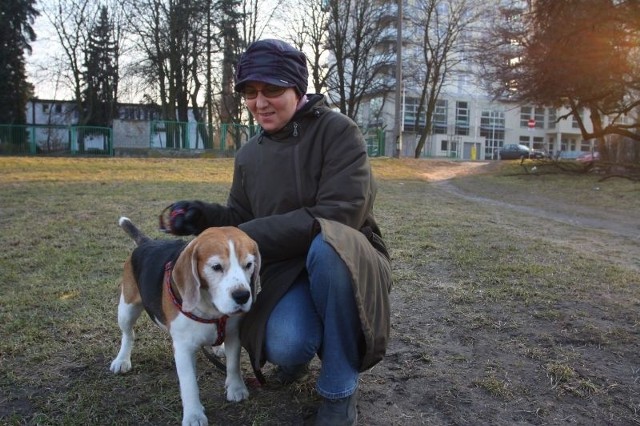 - Powinno być więcej adopcji w schronisku, a bezdomne psy powinno się sterylizować &#8211; uważa Monika Jabłońska, którą spotkaliśmy na spacerze z psem Bruno. - Możemy w tym pomóc przekazując schronisku jeden procent podatku na tą instytucję.