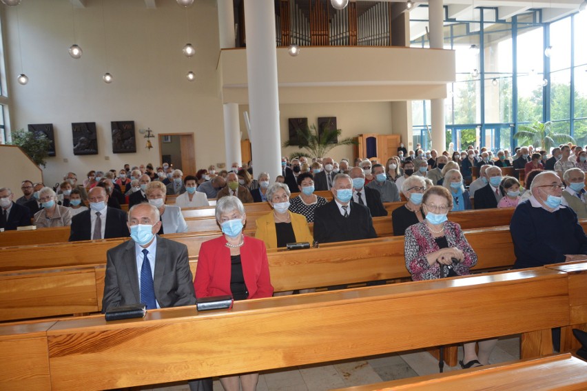 Pielgrzymka złotych jubilatów małżeńskich w Opolu.