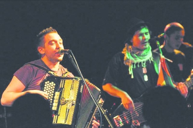 Ukraińskie korzenie części muzyków formacji Enej sprawiły, że w muzyce kapeli mocno wyczuwalne są folkowe inspiracje ze wschodu.