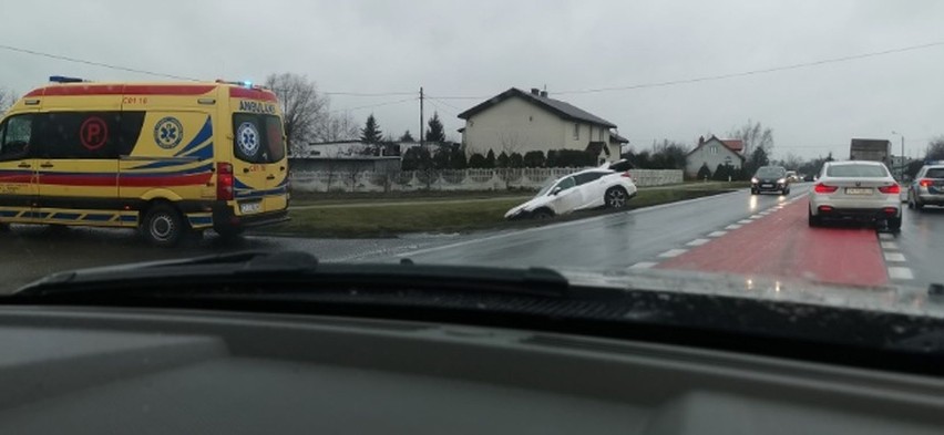 Lexus wypadł z drogi w miejscowości Zębówiec w powiecie...