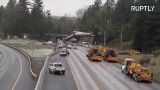 Pociąg spadł z wiaduktu na autostradę. Zabici i ranni (video) 