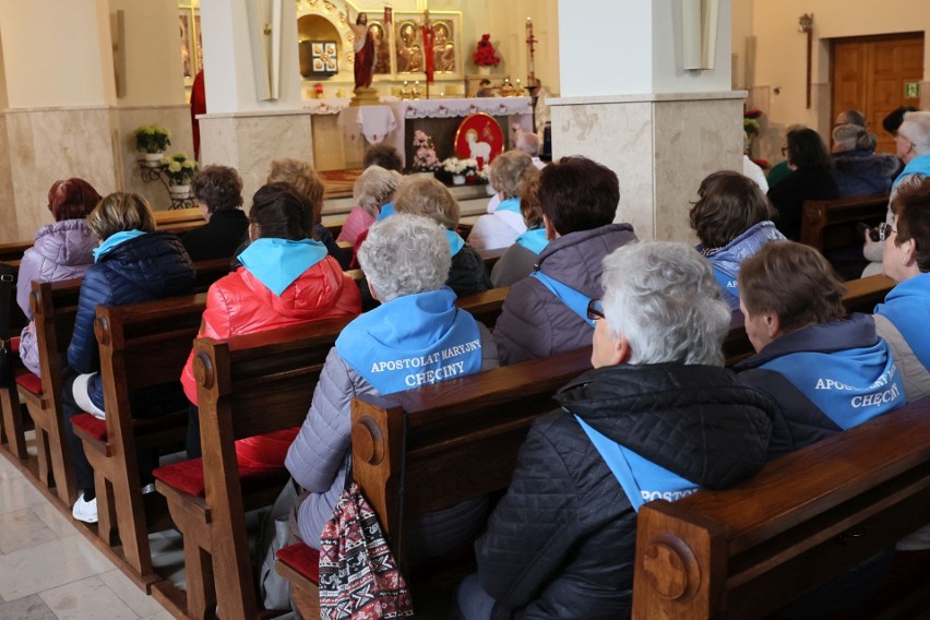 Wiele osób uczestniczyło w Wiosennym Zjeździe Diecezjalnym Apostolatu Maryjnego w Morawicy. Były życzenia dla biskupa Mariana Florczyka 