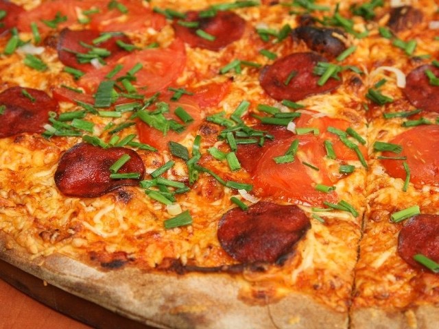 Pizza Rodzinna ze szczypiorkiem na aromatycznym sosie pomidorowym.