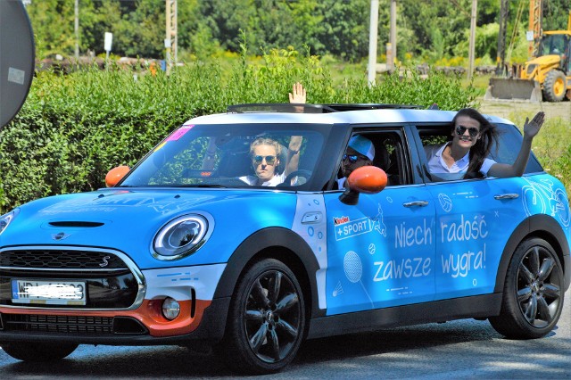 Samochody obsługujące Tour de Pologne pozdrawiały oświęcimskich kibiców gromadzących się wzdłuż trasy przejazdu kolarzy