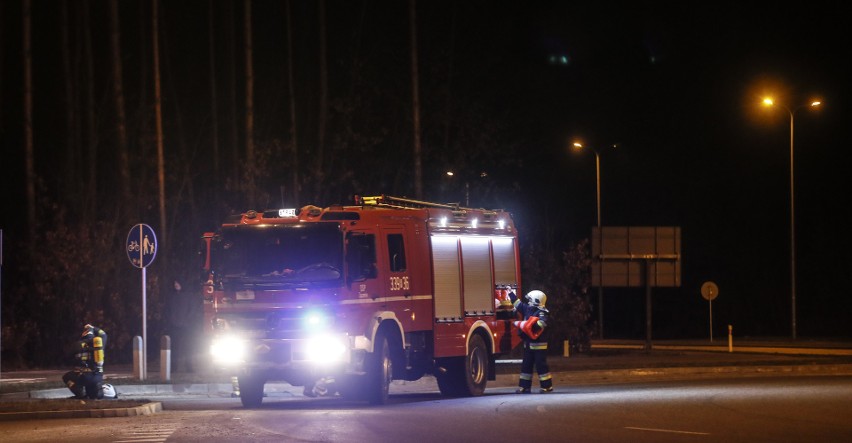 Po szybkiej akcji strażacy ugasili płonący samochód koło...