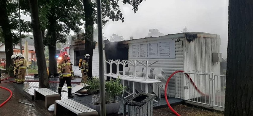 Nad Miedwiem nad ranem paliła się plenerowa restauracja Biały Tulipan. Gasili ją strażacy z Kobylanki, Bielkowa i ze Stargardu