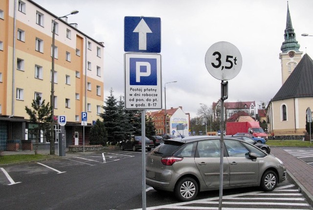 Płatny parking przy ul. Konstytucji 3 Maja w Miastku. 