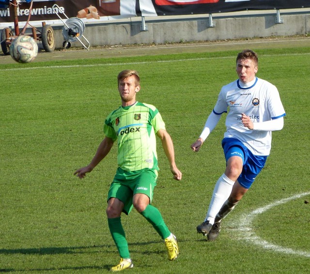 Piłkarze Stali Stalowa Wola (z lewej Mateusz Kantor) przegrali w drugoligowych derbach Podkarpacia na swoim stadionie ze Stalą Mielec 0:2.
