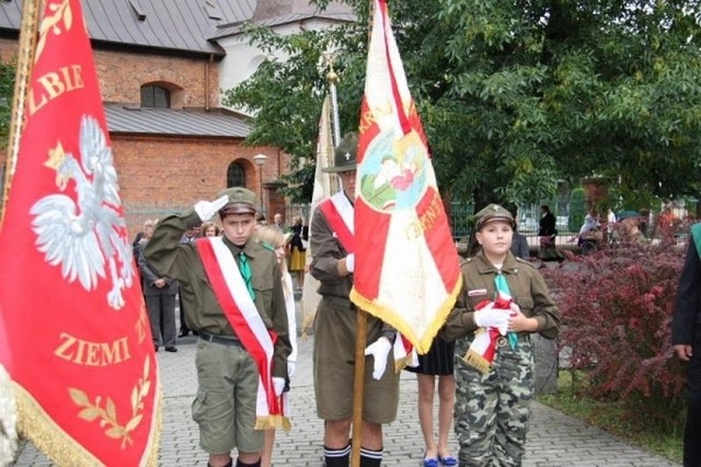 Podczas uroczystości nie zabrakło harcerzy, którzy złożyli kwiaty pod pomnikiem Nieznanego Żołnierza.