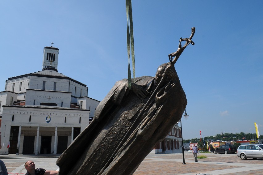 Kraków. Nowy pomnik Ojca Świętego stanął w Łagiewnikach [ZDJĘCIA]