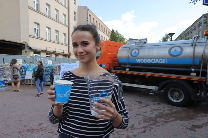 Plastik challenge w pasażu Schillera w Łodzi - happening ZWiK i MPO. ZDJĘCIA