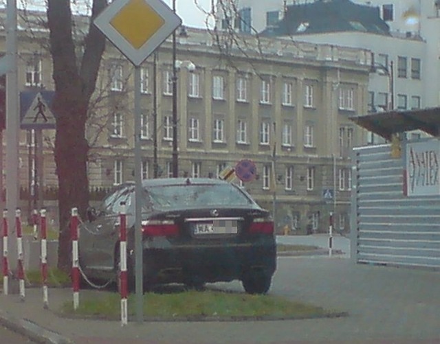 Lexus na warszawskich numerach zaparkowany w centrum Białegostoku