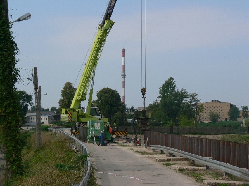 Trwają prace w ramach projektu „Ochrona przeciwpowodziowa Sandomierza”. Metalowe przęsła będą broniły przed wezbranymi wodami z Wisły
