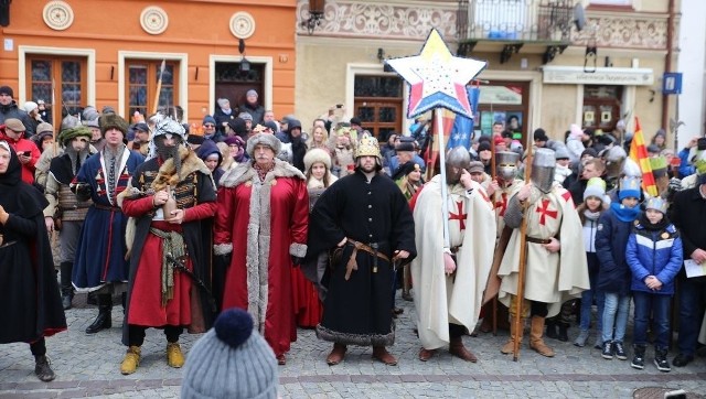 Trzej Królowie wyruszyli z trzech różnych kościołów - kościoła Podwyższenia Krzyża Świętego, świętego Pawła i Matki Bożej Królowej Polski w Sandomierzu. Ostatecznie spotkali się na Rynku Starego Miasta w Sandomierzu, gdzie wspólnie oddali pokłon dzieciątku w stajence. ZOBACZ TU https://sandomierz.naszemiasto.pl/orszak-trzech-kroli-2020-w-sandomierzu-ulicami-miasta/ar/c1-7495637 Kto wcielił się w główne role? Zobaczcie na kolejnych slajdach.>>>>>>>>>>>>>>>>>>>>>>