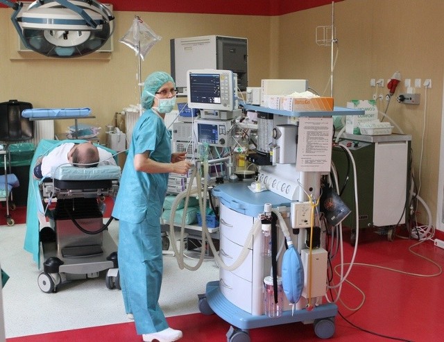 Pacjent przygotowywany do operacji nowoczesnym laserem na najnowszej generacji łóżku operacyjnym. 