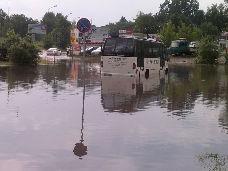 Dworzec PKS zalany. Samochody w Centrum Park pod wodą (zdjęcia)