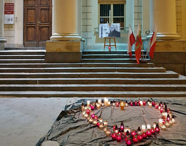 Serce ze zniczy ustawionych przed ratuszem w drugą rocznicę śmierci Pawła Adamowicz