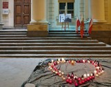 Lublinianie uczcili rocznicę śmierci Pawła Adamowicza. Ułożyli serce ze zniczy przed ratuszem