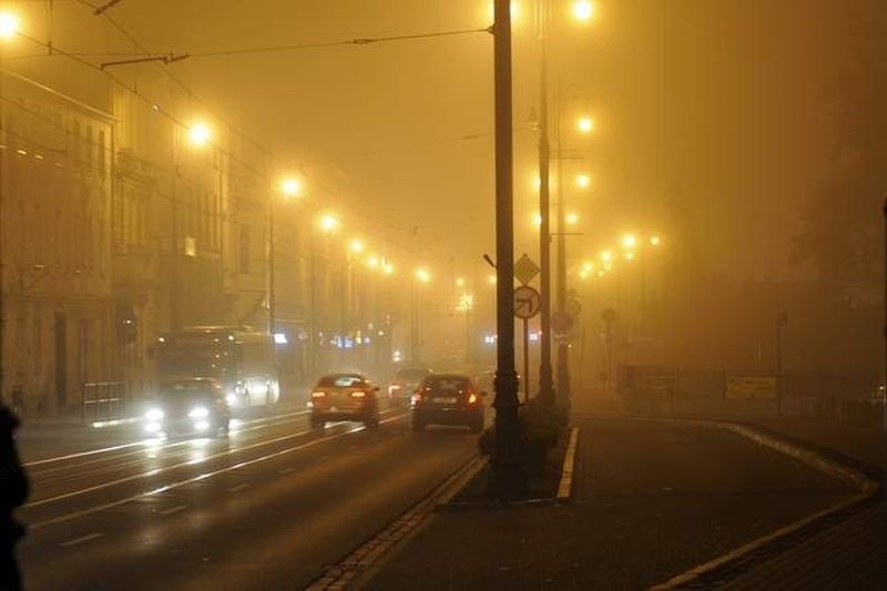 Bydgoskie ulice spowite gęstą mgłą. Kierowcy! Uważajcie na...