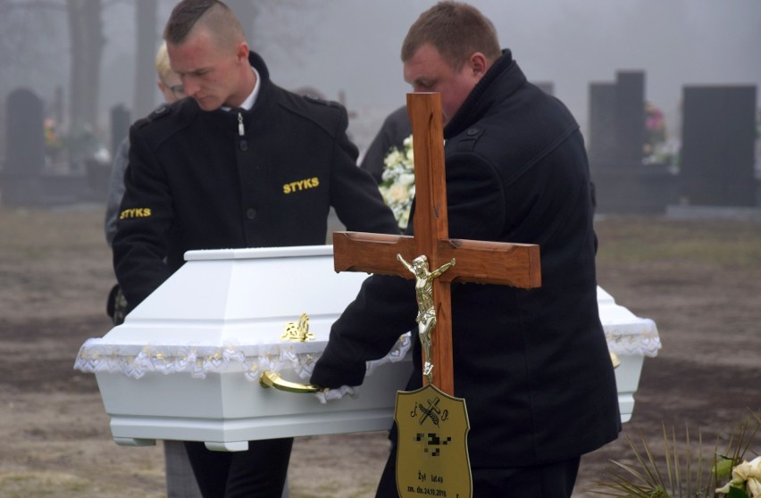 Pogrzeb czworga zamordowanych noworodków.