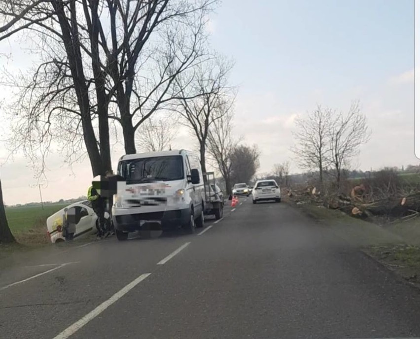 Wypadek pod Wrocławiem. Samochód w rowie (ZDJĘCIA)