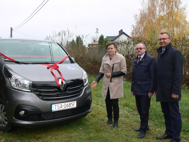 Uroczyste przekazanie dla Środowiskowego Domu Samopomocy w Krzcinie. Od lewej  Justyna Piórkowska dyrektor Środowiskowego Domu Samopomocy w Krzcinie prowadzonego przez Fundację La Zebra , Antoni  Michalski dyrektor oddziału Państwowego Funduszu Rehabilitacji Osób Niepełnosprawnych w Kielcach i starosta Marcin Piwnik.