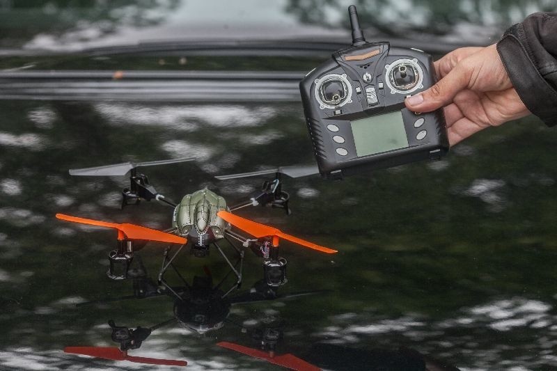 Prywatni detektywi mają groźną broń. Z dronem na akcję