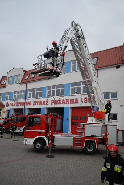 Strażacy w Przysusze już sprawdzili, jak wysoko można podnieść podnośnik.