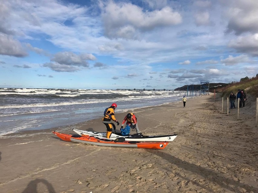 Nie tylko orkan szaleje dziś na Bałtyku. Miłośnicy kitesurfingu w Międzyzdrojach 